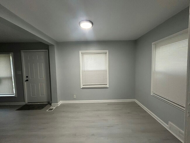 Building Photo - 3693 Somerset Ave