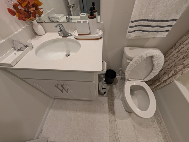 Building Photo - Room in Apartment on North Mills Rd