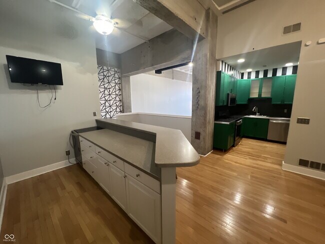 Building Photo - 611 N Park Ave