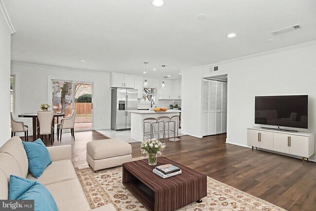 Building Photo - 312 E Gordon St