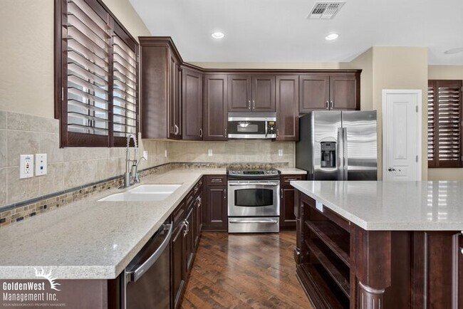 Building Photo - Beautiful 3Bdm 2.5Ba Home with Private Backyard in Power Ranch!