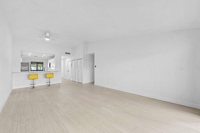 Building Photo - 5054 Golfview Ct