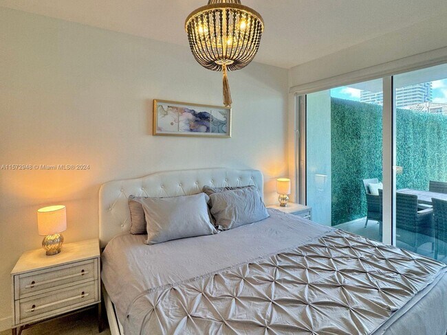 Building Photo - 321 NE 26th St