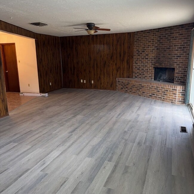 Building Photo - Beautifully updated, Spacious 3-bedroom, 2-bath home in popular NE Heights