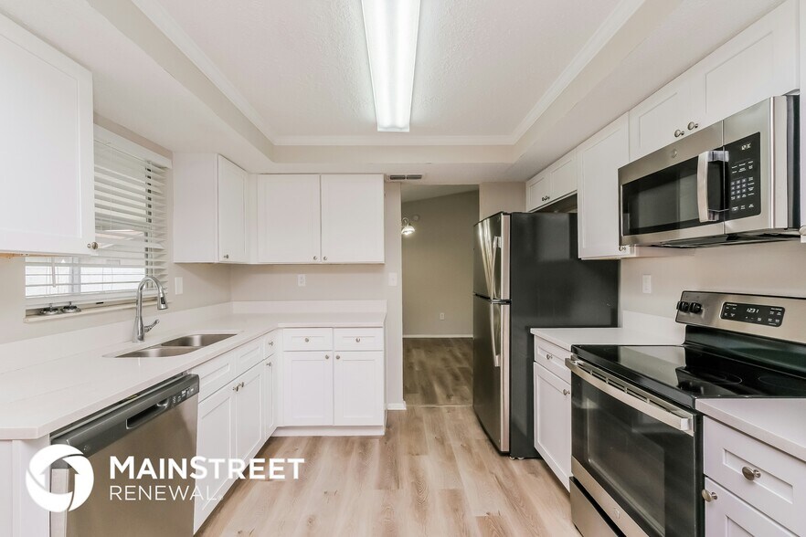 Building Photo - 706 Jacaranda Dr