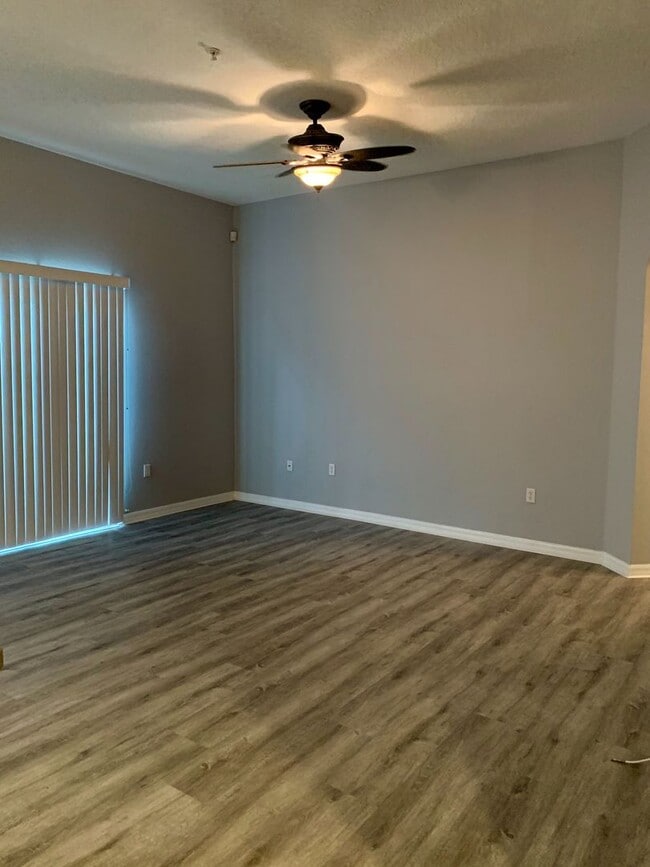 Building Photo - Spacious 2 bedroom/2 bath Condo with 1 car...