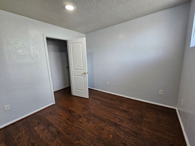 Building Photo - Beautiful 5 Bedroom home in Great Layton Location!