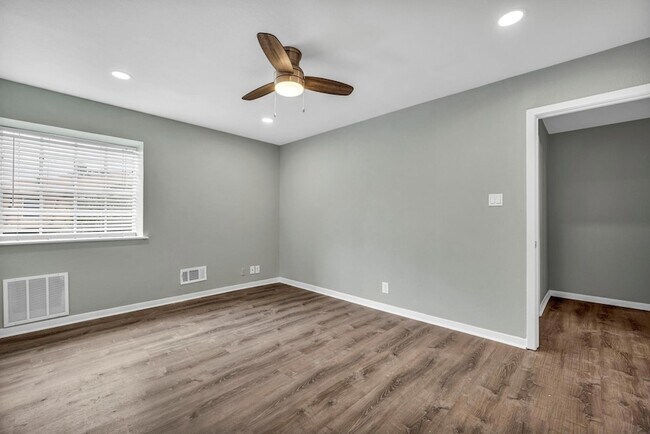 Building Photo - 2808 Skyway Cir