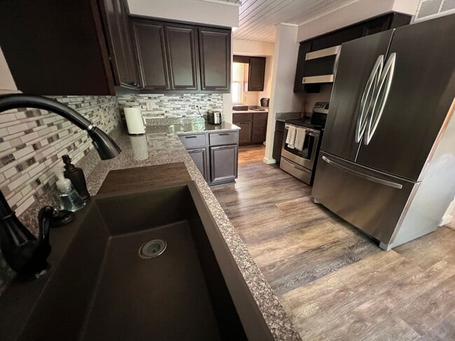 Building Photo - Welcome to this charming 3-bedroom, 3-bath...