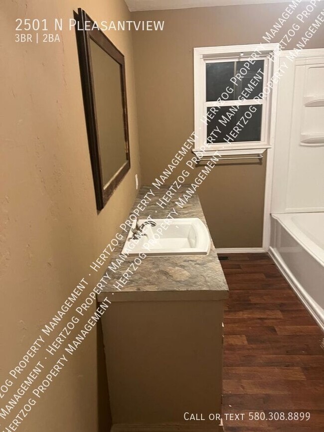 Building Photo - 2501 N Pleasantview-