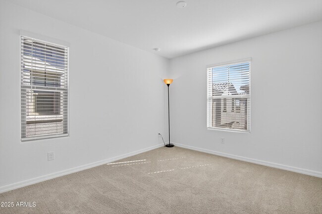 Building Photo - 1218 W Sparrow Dr