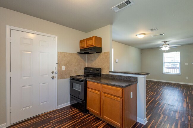 Building Photo - 2 bed, 1 bath in great location - move in ready!