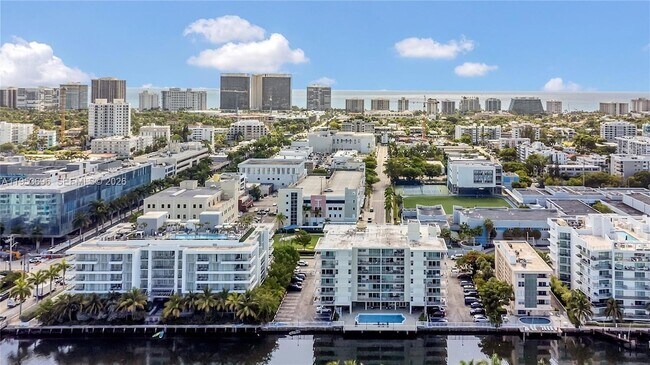 Building Photo - 9500 W Bay Harbor Dr