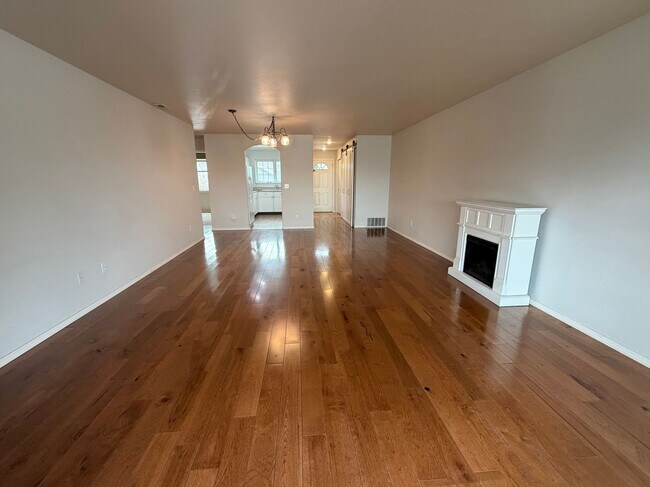 Building Photo - Now renting 2 bedroom 2 bathroom Condo