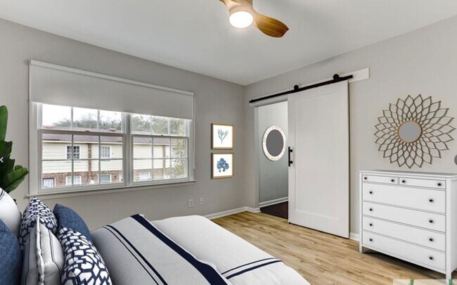 Building Photo - Charming Town Home Available August 12th.