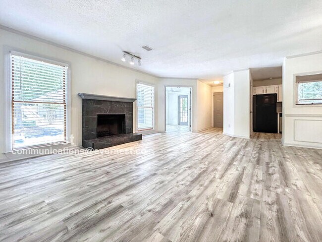Building Photo - 804 Abingdon Way NE