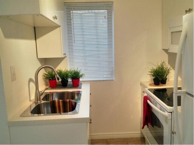 Building Photo - Charming 4BR House in Edgewater