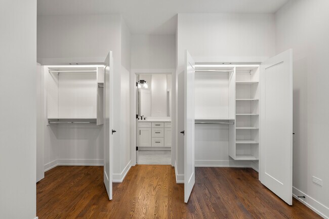 Building Photo - 420 E 50th Pl