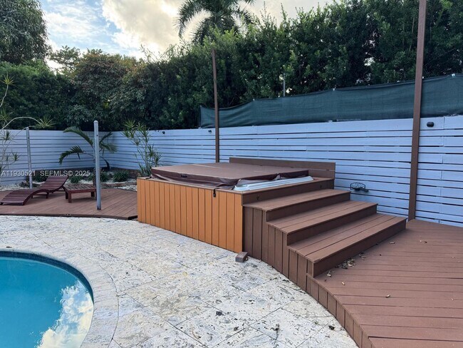 Building Photo - 985 NE 115th St