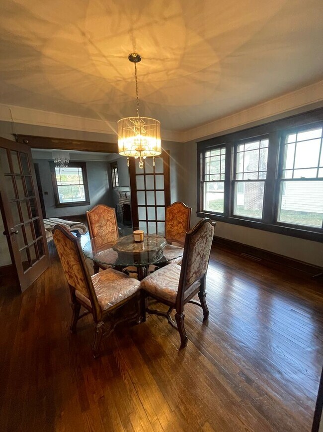 Building Photo - ?? COMING SOON ?? Charming 3 Bed / 1 Bath ...