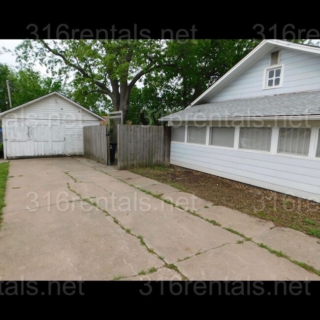 Building Photo - Cozy 2 bedroom home on corner lot!