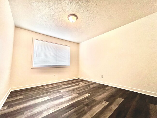 Building Photo - BRIGHT AND CLEAN GRESHAM TRIPLEX!! UPGRADE...