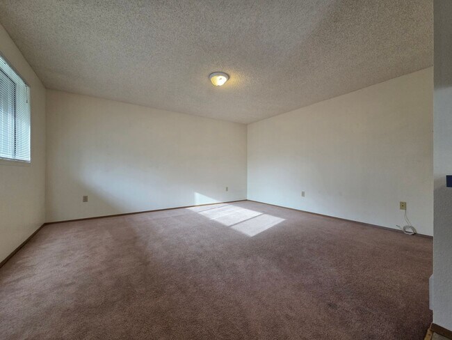 Building Photo - Spacious home with fully fenced yard!