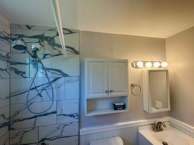 Building Photo - CHARMING TWO BEDROOM IN GROTON - HEAT INCL...