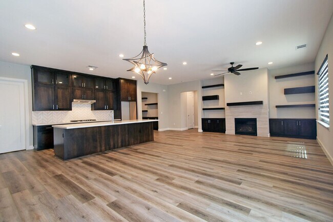 Building Photo - Gorgeous Home