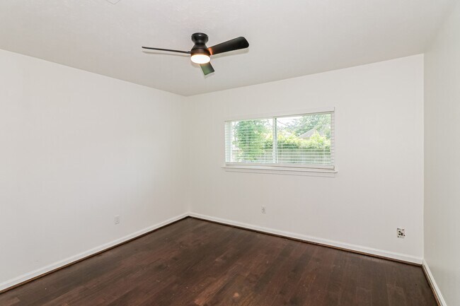 Building Photo - 28914 Champion Oaks Dr