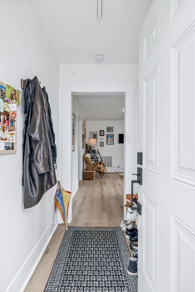 Building Photo - Charming Renovated 2BR/1BA Duplex in 1940s...