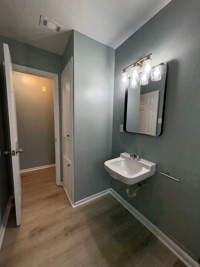 Building Photo - Very nice 3 bedroom/1 bath house with Central Air & Heat