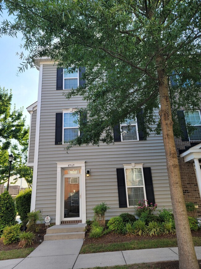 Building Photo - 4969 Almandine Ave