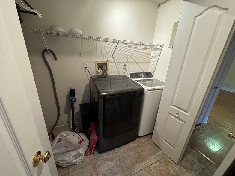 Building Photo - 700 Evergreen Ct