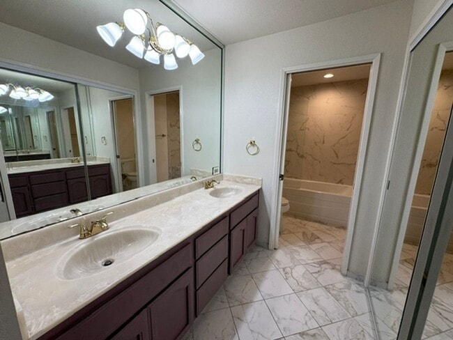 Building Photo - Beautiful single level townhome in Pleasant Hill with 2 car attached garage!
