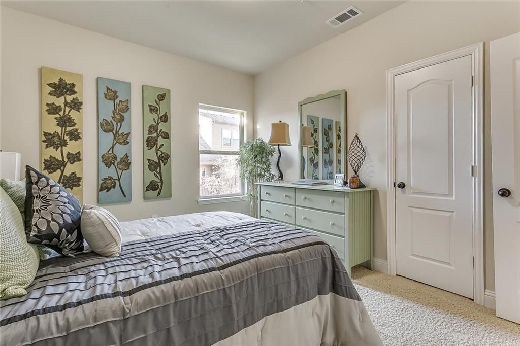guest bedroom - 580 Hampshire Dr