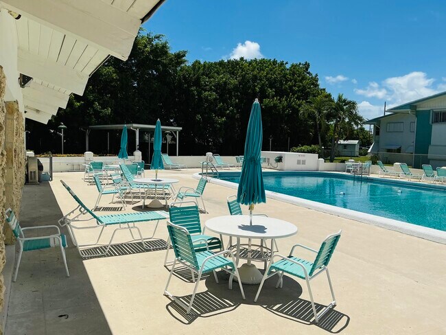 Building Photo - 2102 Lake Osborne Dr