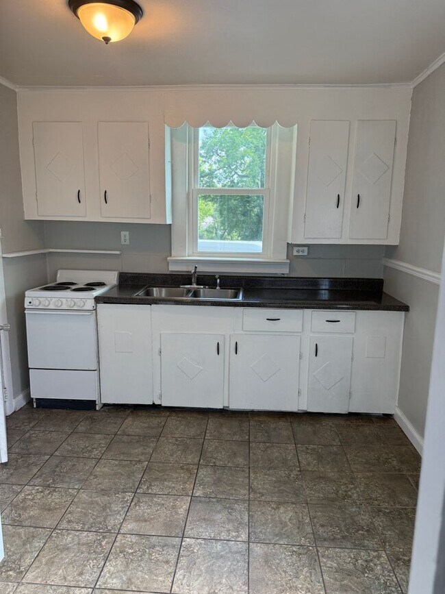 Building Photo - Colville Triplex