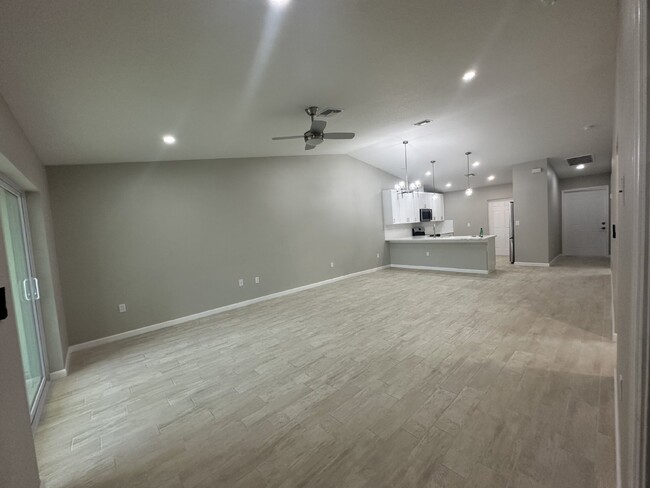 Building Photo - "Experience Cozy Elegance: Spacious 3-Bed,...