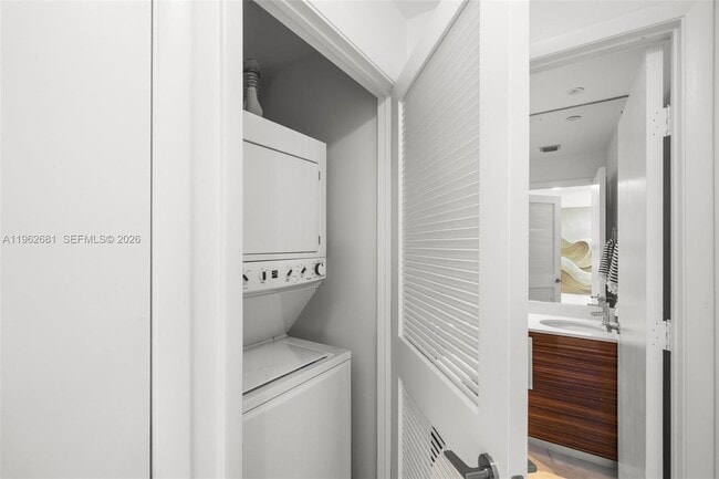 Building Photo - 2020 N Bayshore Dr