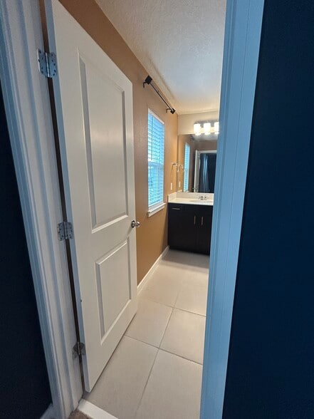 Main Bathroom - 4244 Meandering Bay Dr