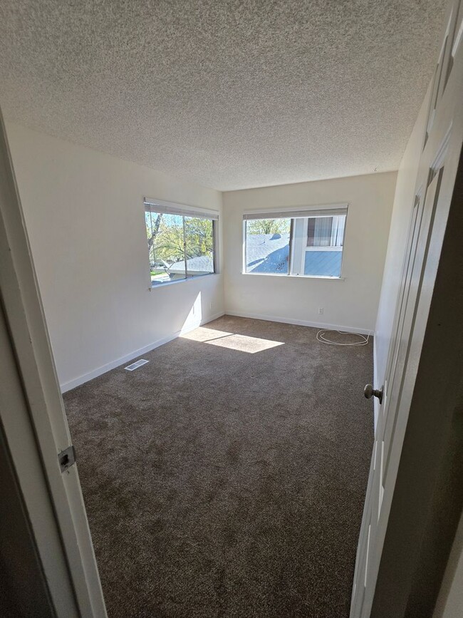 Building Photo - Updated 2 Bedroom, 1.5 Bath Townhouse-Styl...