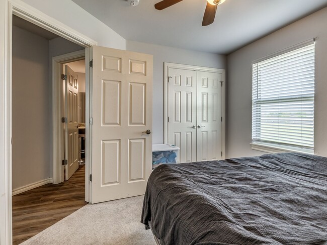 Building Photo - Charming 2-Bedroom Townhouse: Comfort and ...