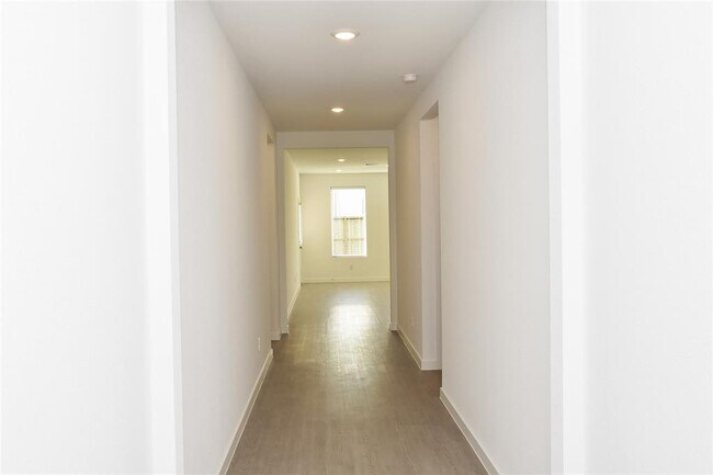 Building Photo - 10606 Summers Wy