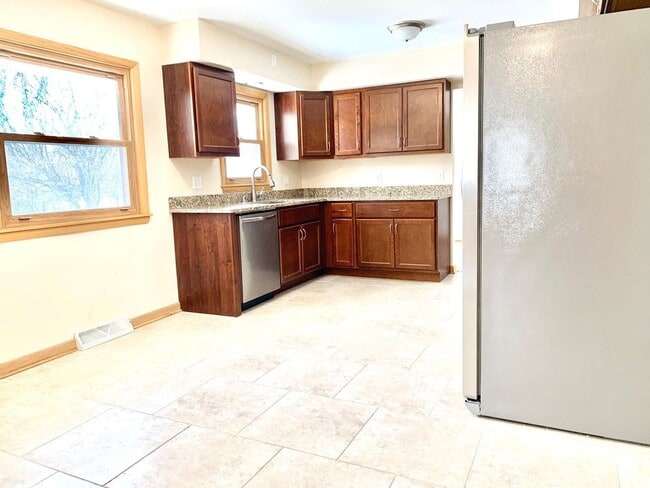 Building Photo - Lovely Mequon Ranch Home