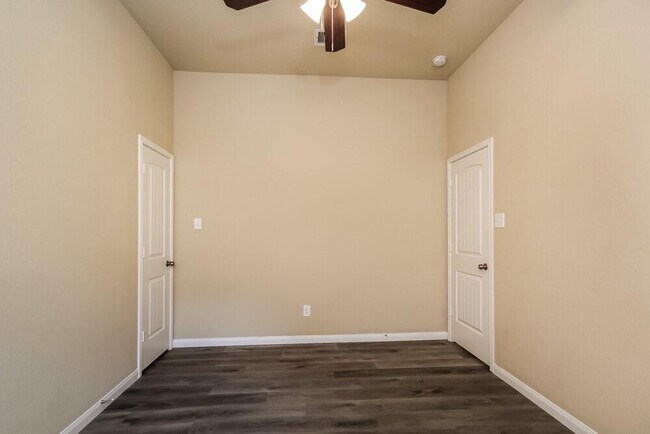 Building Photo - 988 Arbor Glen