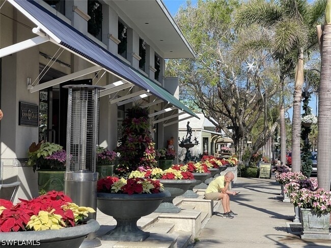 Building Photo - 254 6th Ave S