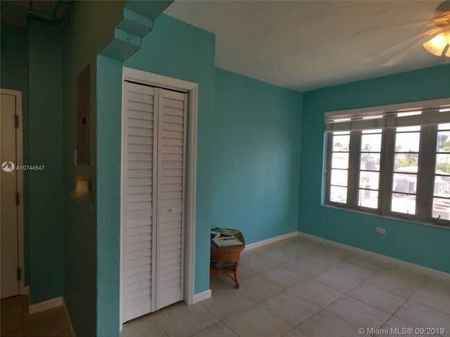 Building Photo - 901 Collins Ave