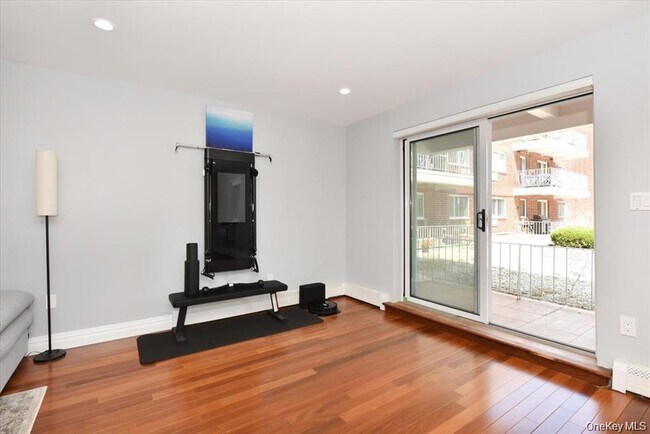 Building Photo - 320 E Shore Rd