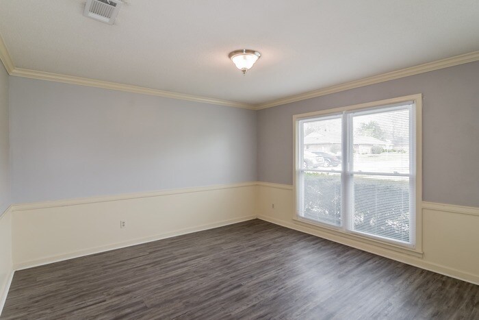 Building Photo - 2400 W Aberdeen Dr